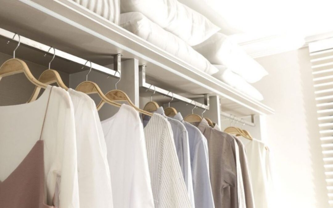 Os benefícios de um guarda roupa organizado